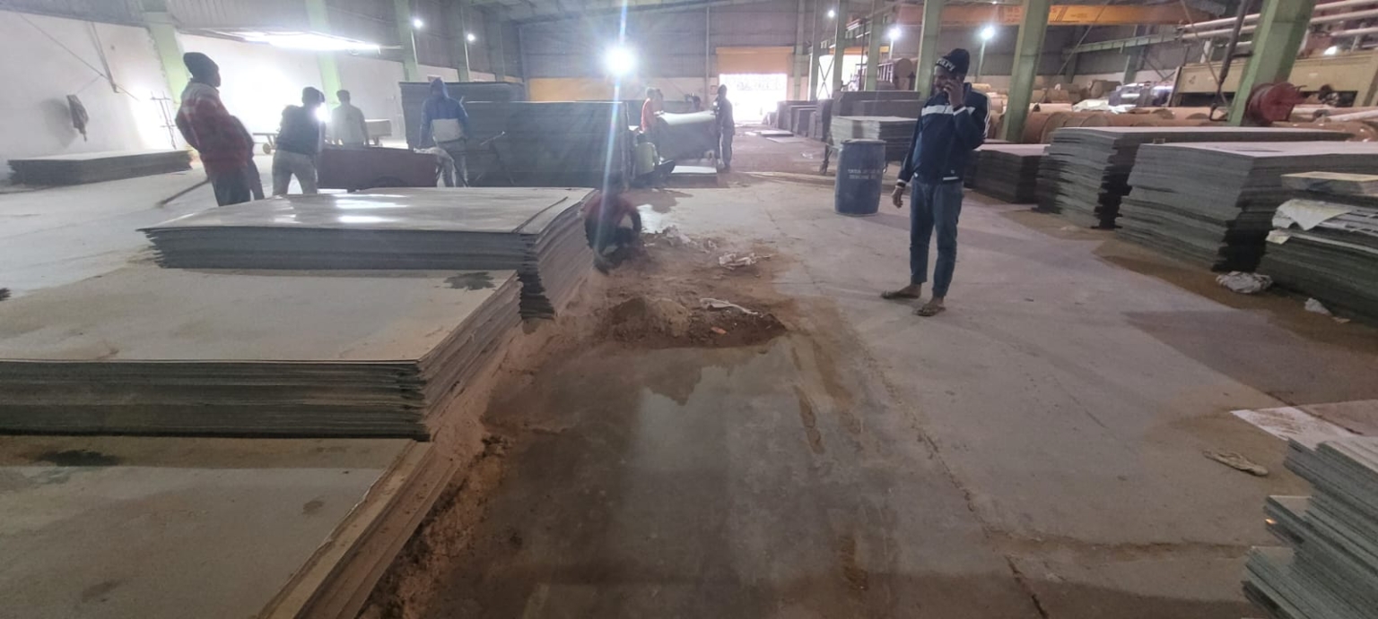 भारी आंधी तूफान, बहुत तेज वर्षा और ओलावृष्टी से फैक्ट्री की छ्त क्षतिग्रस्त हुई