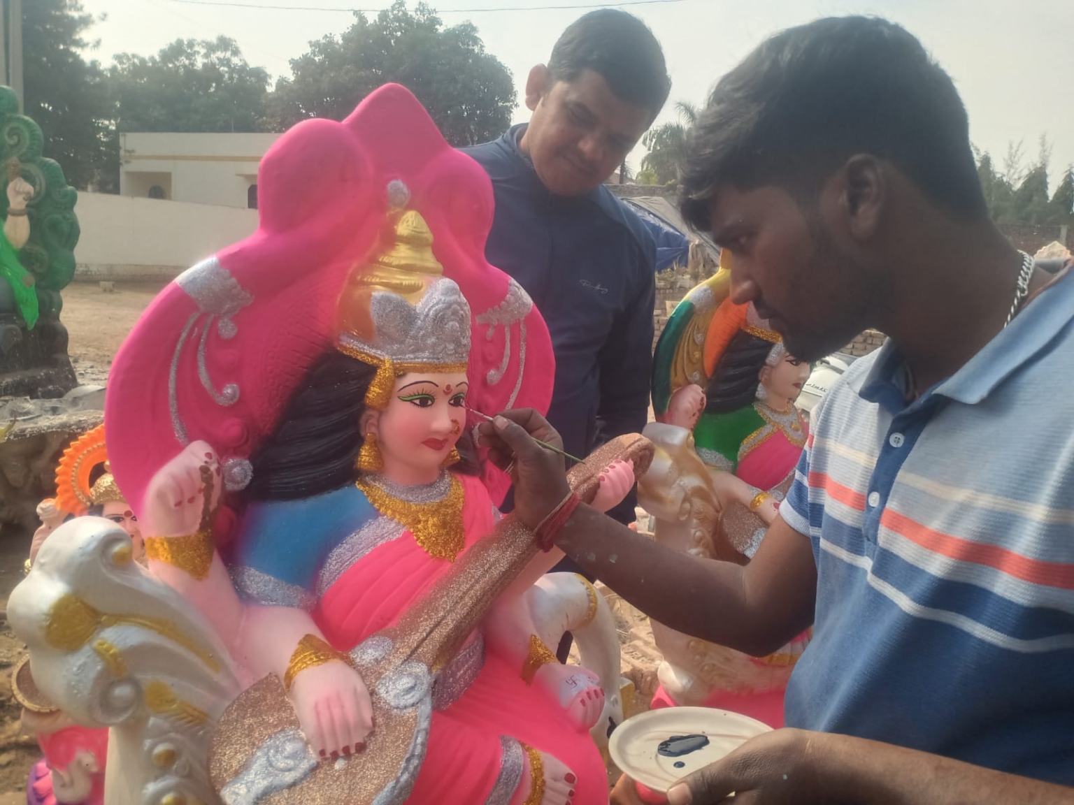 बसंत के अवसर पर आसमान को छू रही रंग बिरंगी पतंगे