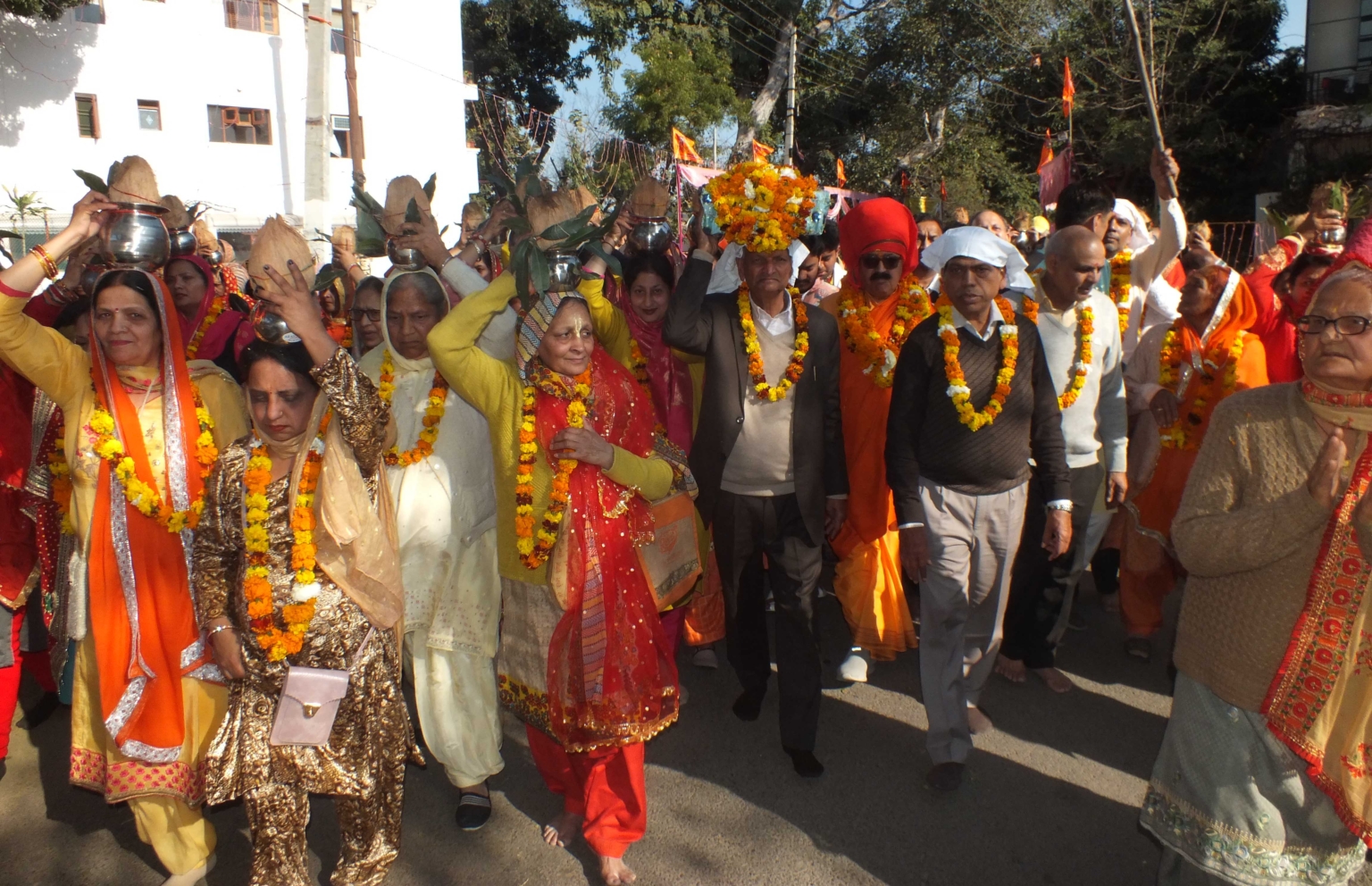 बैंड बाजों के साथ संकीर्तन करते हुए निकली कलश यात्रा
