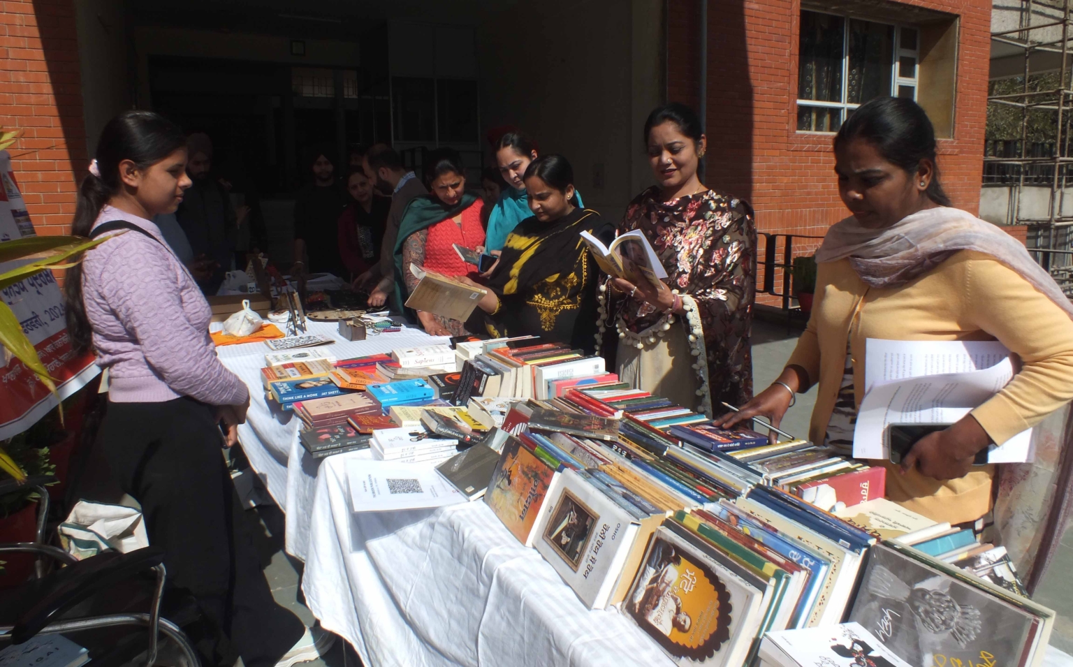 खालसा काॅलेज ने गुरमुखी और पुस्तक प्रदर्शनी आयोजित कर मनाया अंतर्राष्ट्रीय मातृ भाषा दिवस