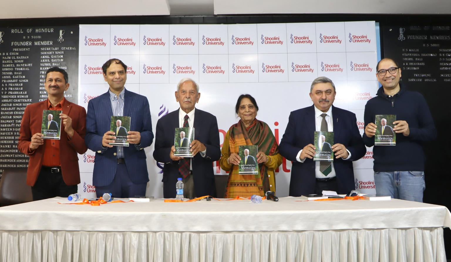 प्रो. प्रेम कुमार खोसला ने अपनी पुस्तक ’एटी-फोर मेमाॅयर्स’ का विमोचन किया