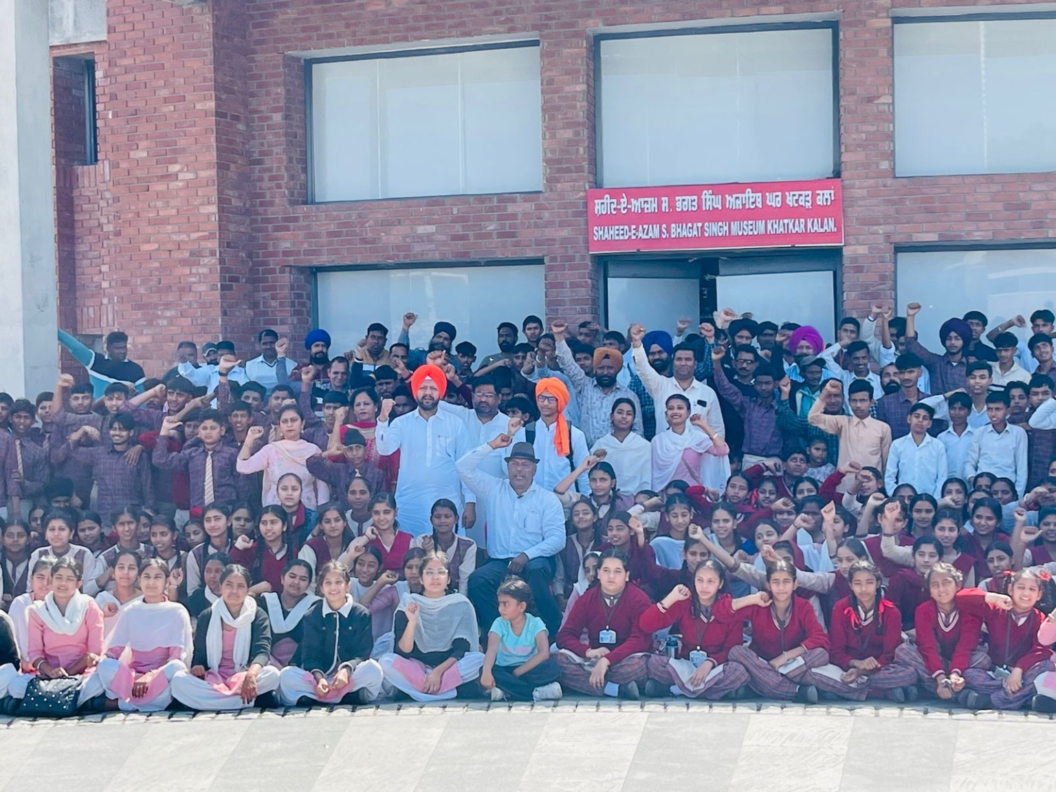 देशभक्ति की भावना जागृत करने भगत सिंह के पैतृक गांव पहुंचे 500 विद्यार्थी