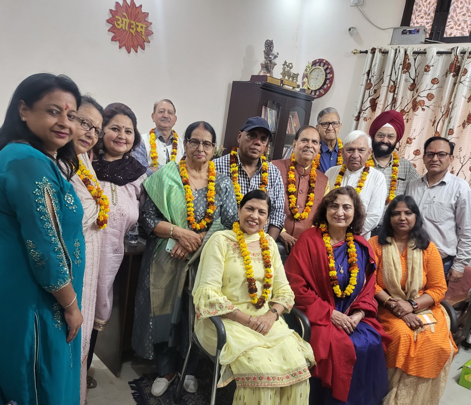 हर किसी पर आंख मूंद कर यकीं मत कीजिए