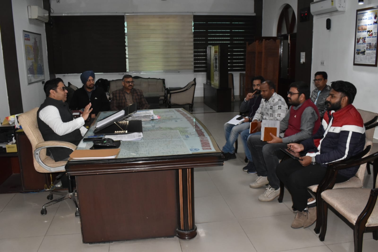 डिप्टी कमिश्नर विशेष सारंगल एन.एच.ए.आई. के अधिकारियों के साथ करते हुए बैठक