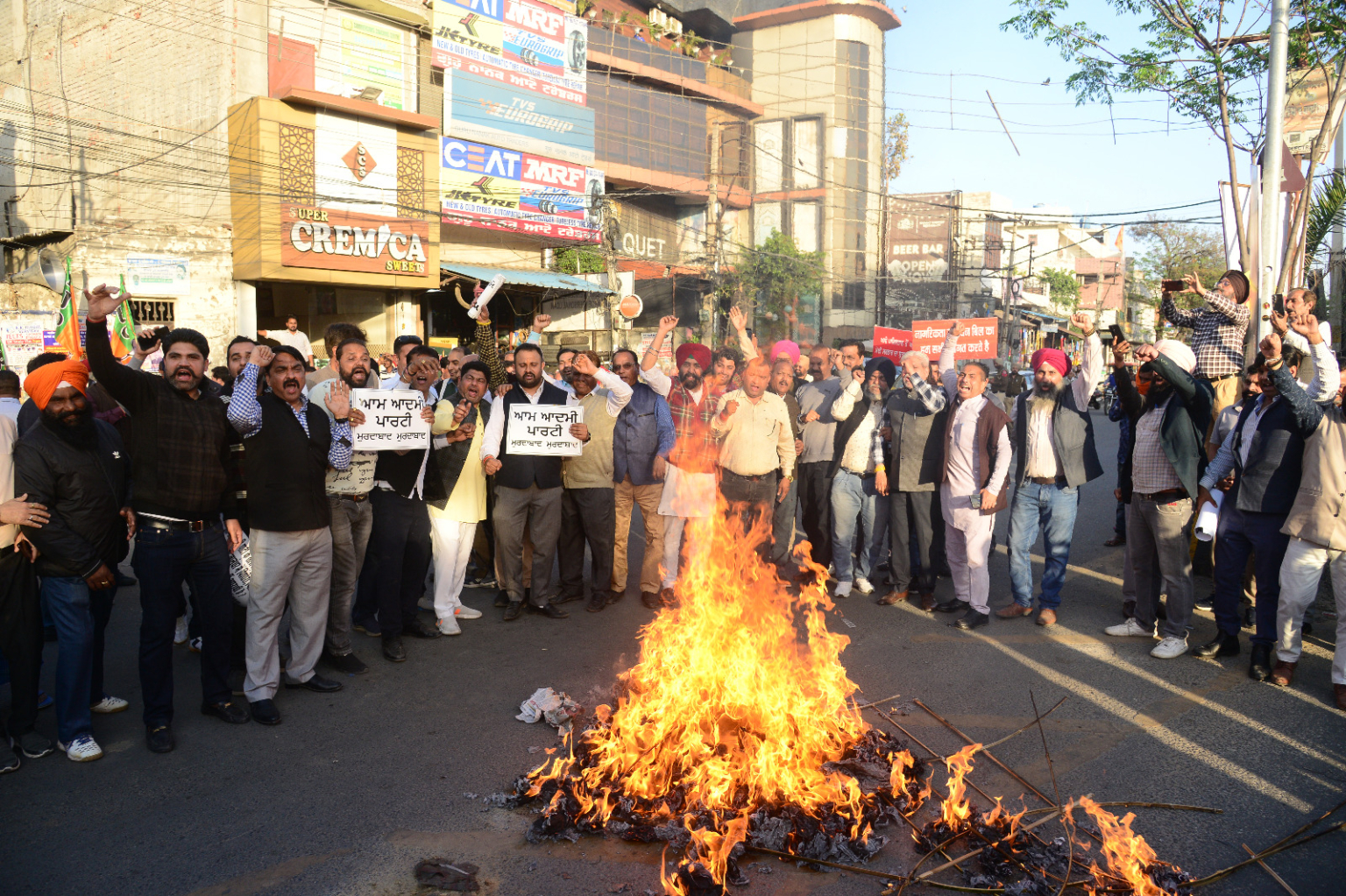 जालंधर मे सैंकड़ों लोगो ने केजरीवाल पुतला फूक प्रचंड प्रदर्शन किया