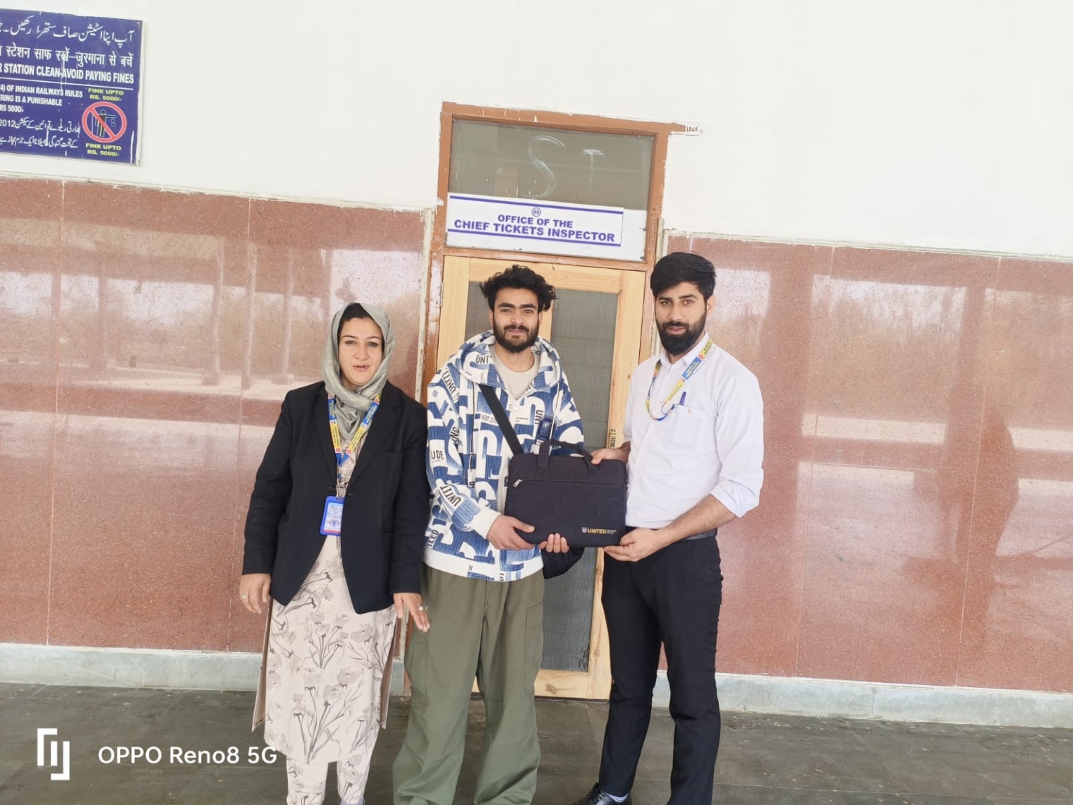 टिकट चैकिंग स्टाफ ने यात्री का ट्रेन में छूटे कीमती सामान को सुपुर्द कर दिया ईमानदारी का सबूत