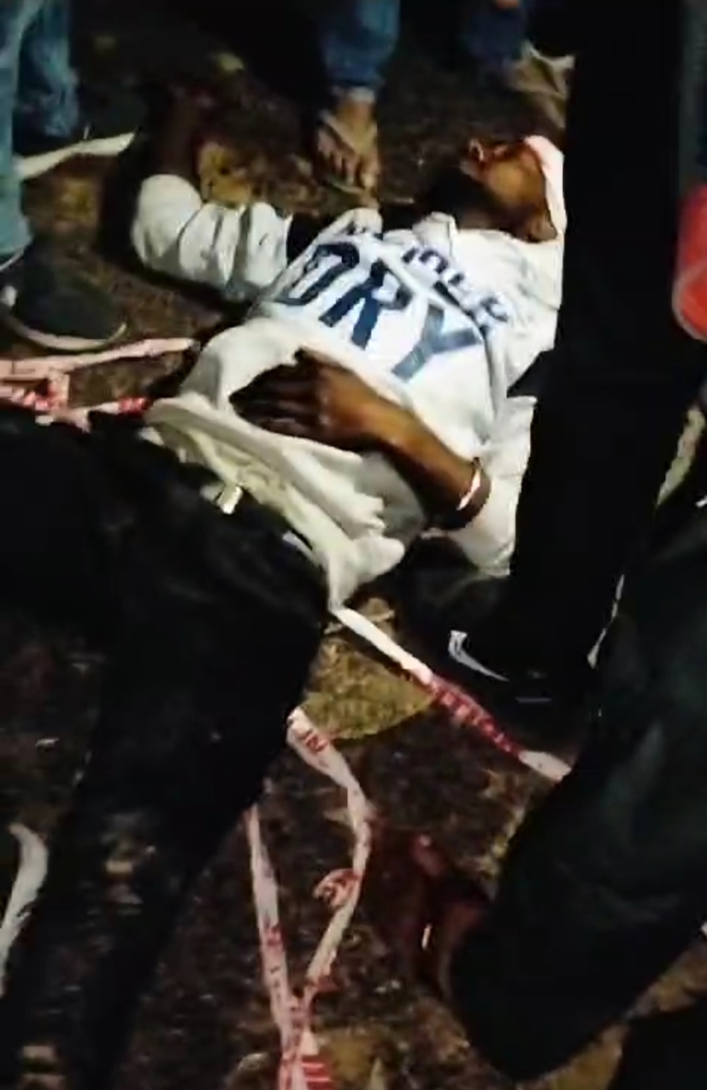 अधूरी पुलिया निर्माण कार्य से राहगीर हो रहे घायल