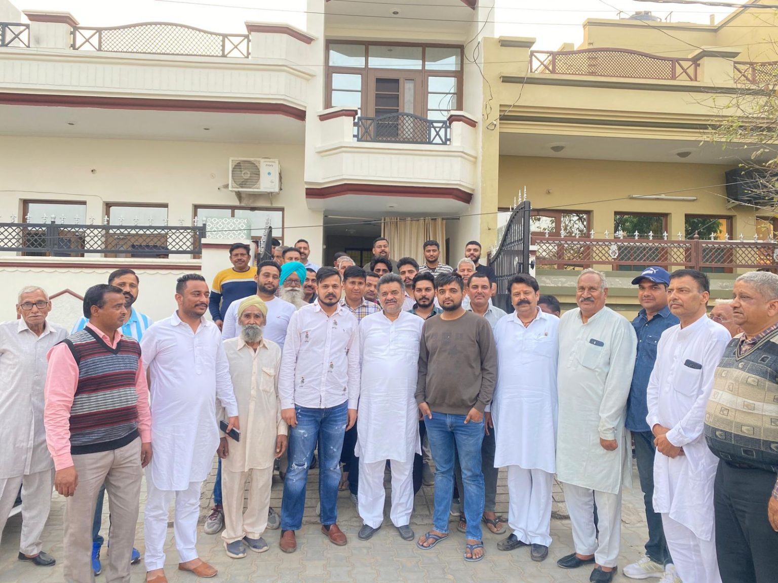 पूर्व उपमुख्यमंत्री चंद्रमोहन ने आज पचकुलां के गाँव की समस्याओं को सुना