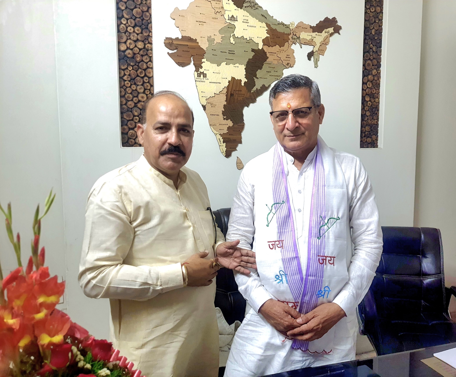 कृषि मंत्री कंवरपाल गुर्जर के जन्म दिवस पर भाजपा कार्यकर्ता बधाई देने पहुंचे