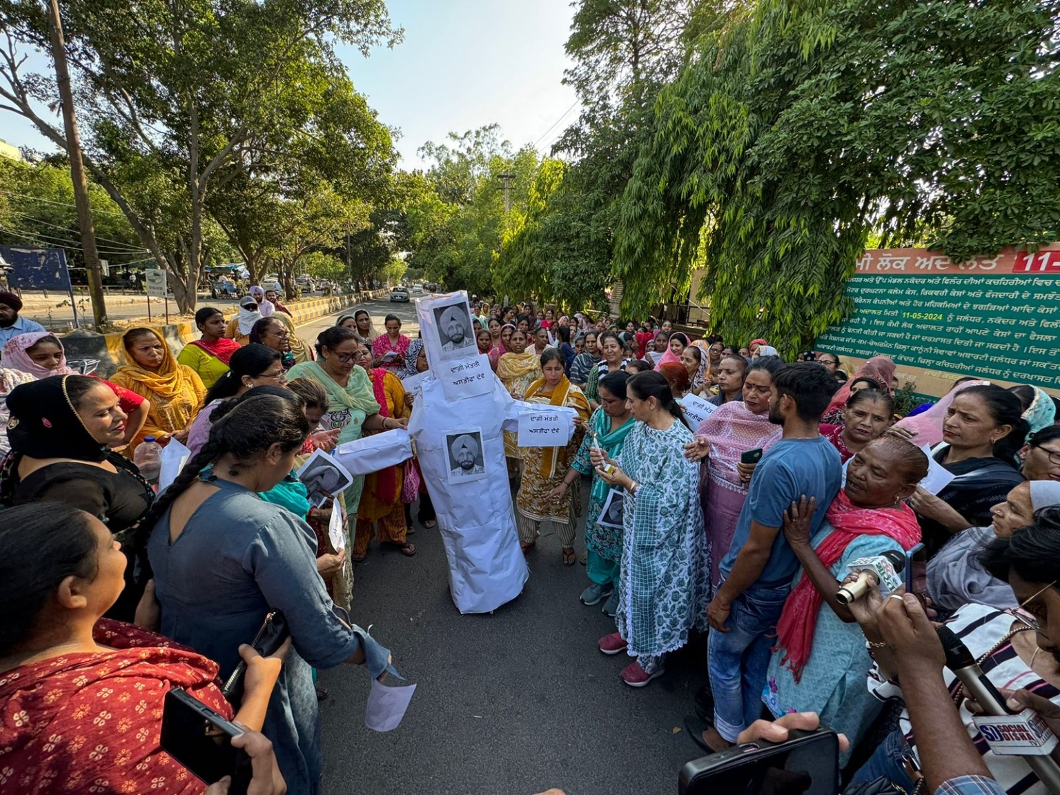 जालंधर में महिला कांग्रेस ने कैबिनेट मंत्री बलकार सिंह के खिलाफ कार्रवाई की मांग को लेकर किया प्रदर्शन