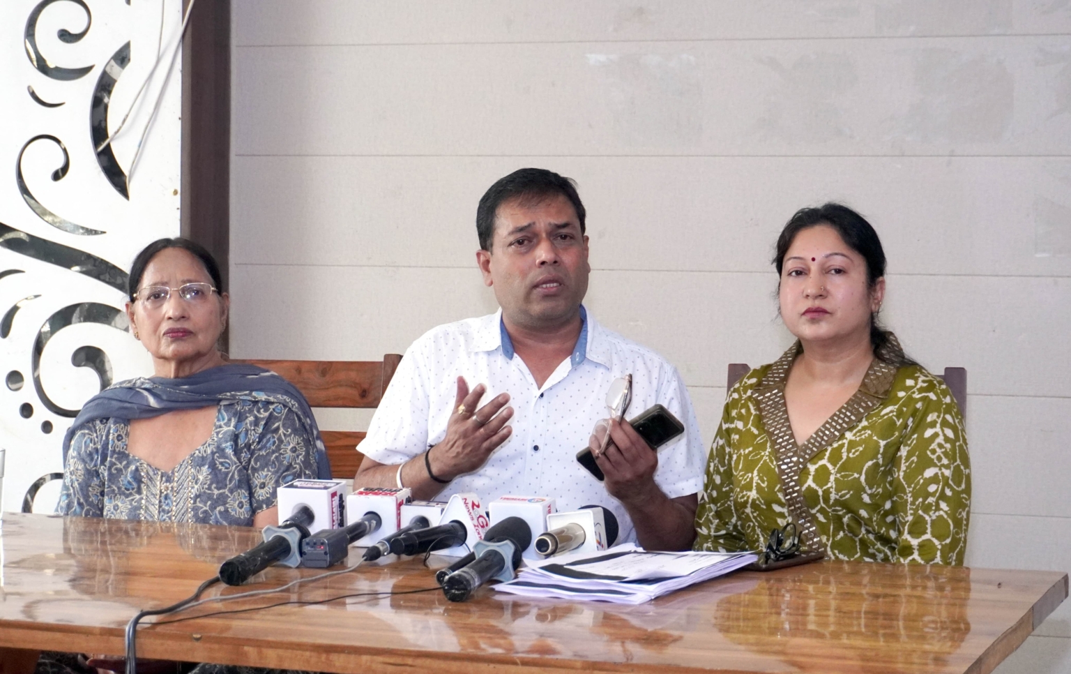 बहन और जीजा पर मारपीट और जान से मारने की धमकियां देने के आरोप