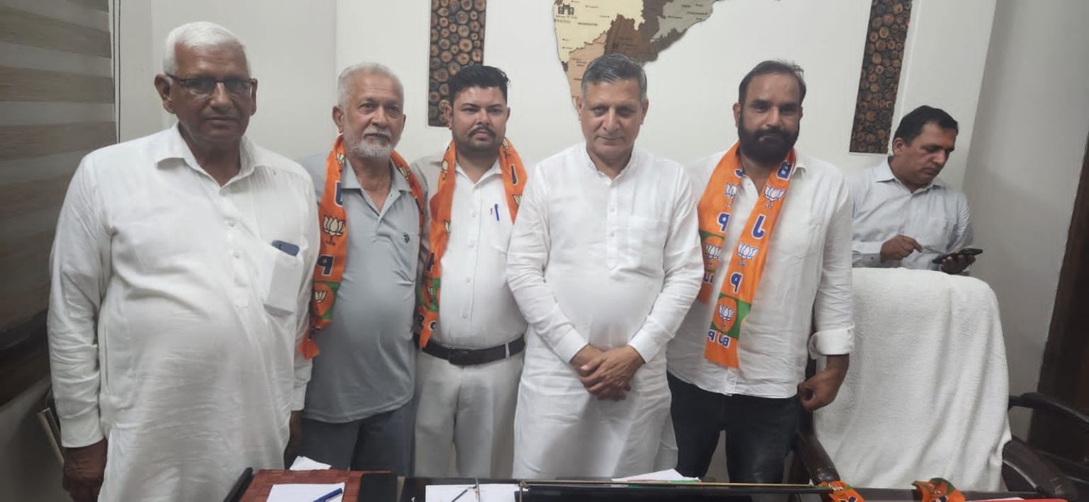 जिला परिषद के पूर्व पार्षद ने अपने साथियों के साथ भाजपा का दामन थामा