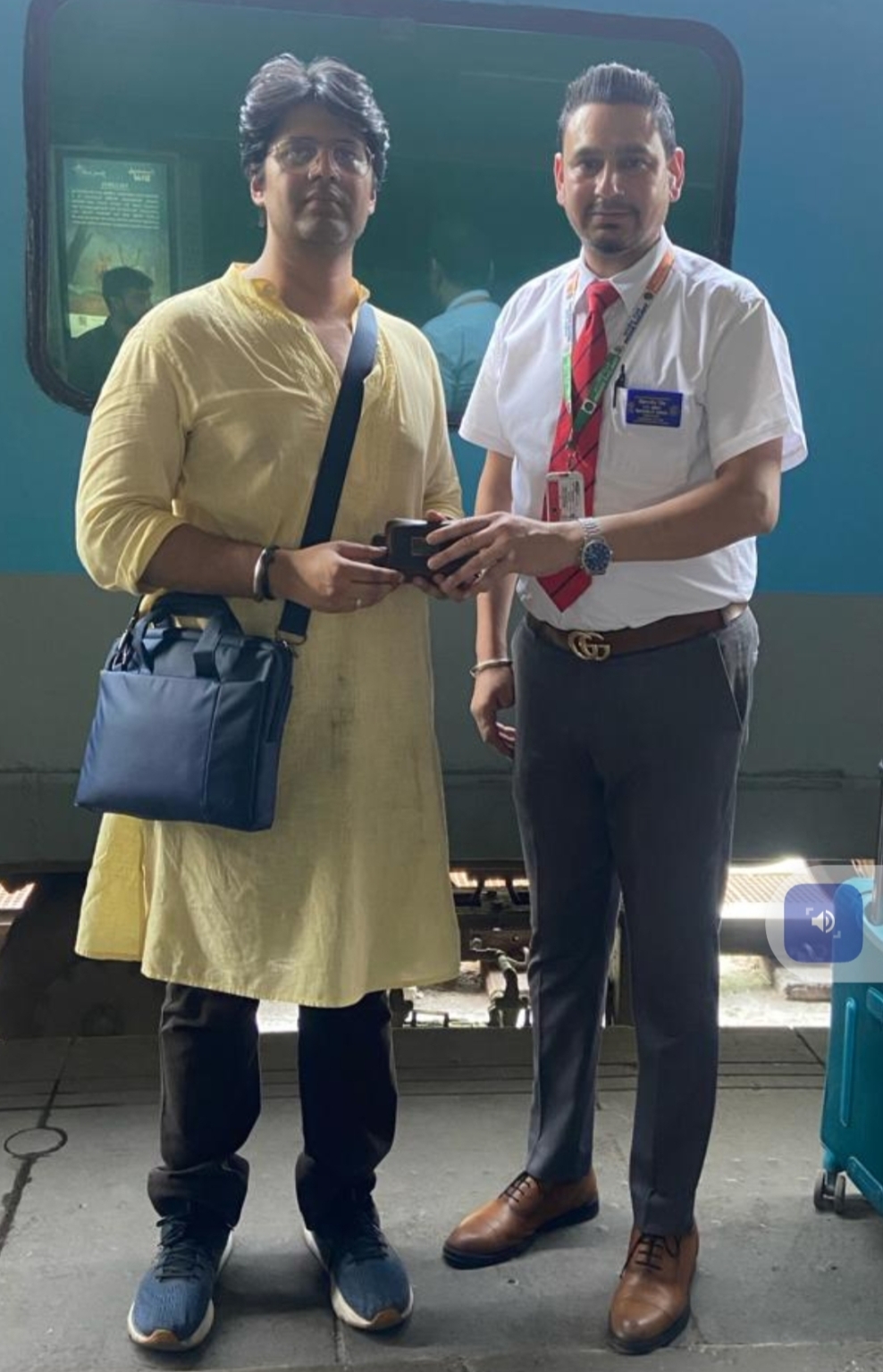 टिकट चैकिंग स्टाफ ने यात्री का ट्रेन में छूटे वॉलेट को सुपुर्द कर अपना कर्त्तव्य निभाया