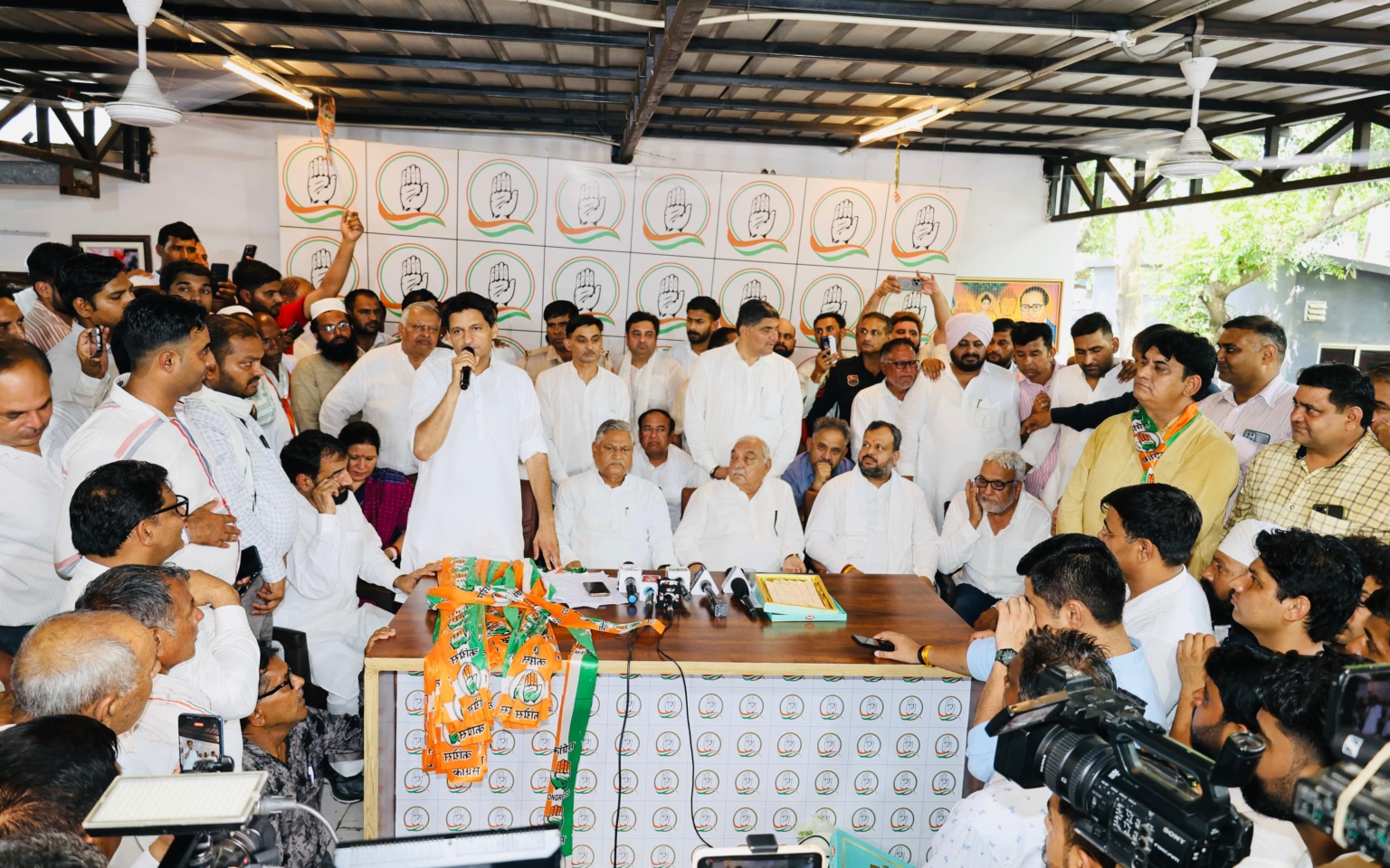 आदर्श पाल सिंह और अजय गौतम समेत 30 नेताओं ने ज्वाइन की कांग्रेस