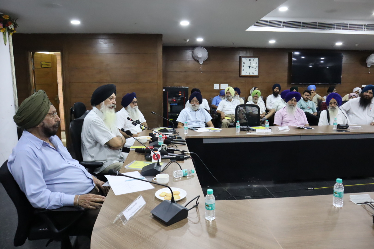 विज़न पर बुद्धिजीवियों राजनीतिक दिग्गजों और कार्यकर्ताओं की बैठक हुई आयोजित