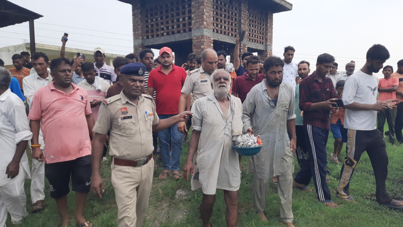 गनौली गांव के श्मशान घाट में तांत्रिक क्रिया करते दो लोगों को ग्रामीणों ने पकड़ की धुनाई