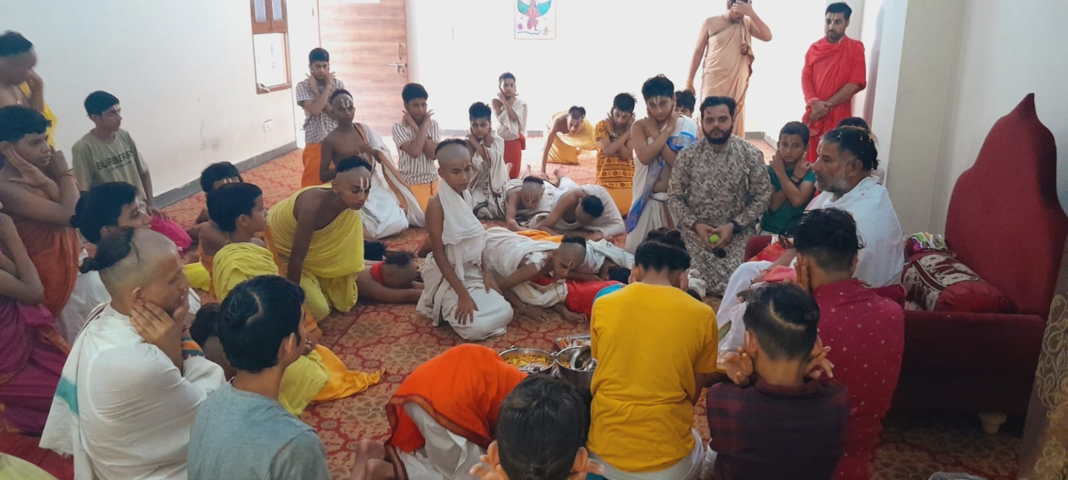 गुरुकुल में गुरु पूर्णिमा पर गुरुओं की अहमियत बताई