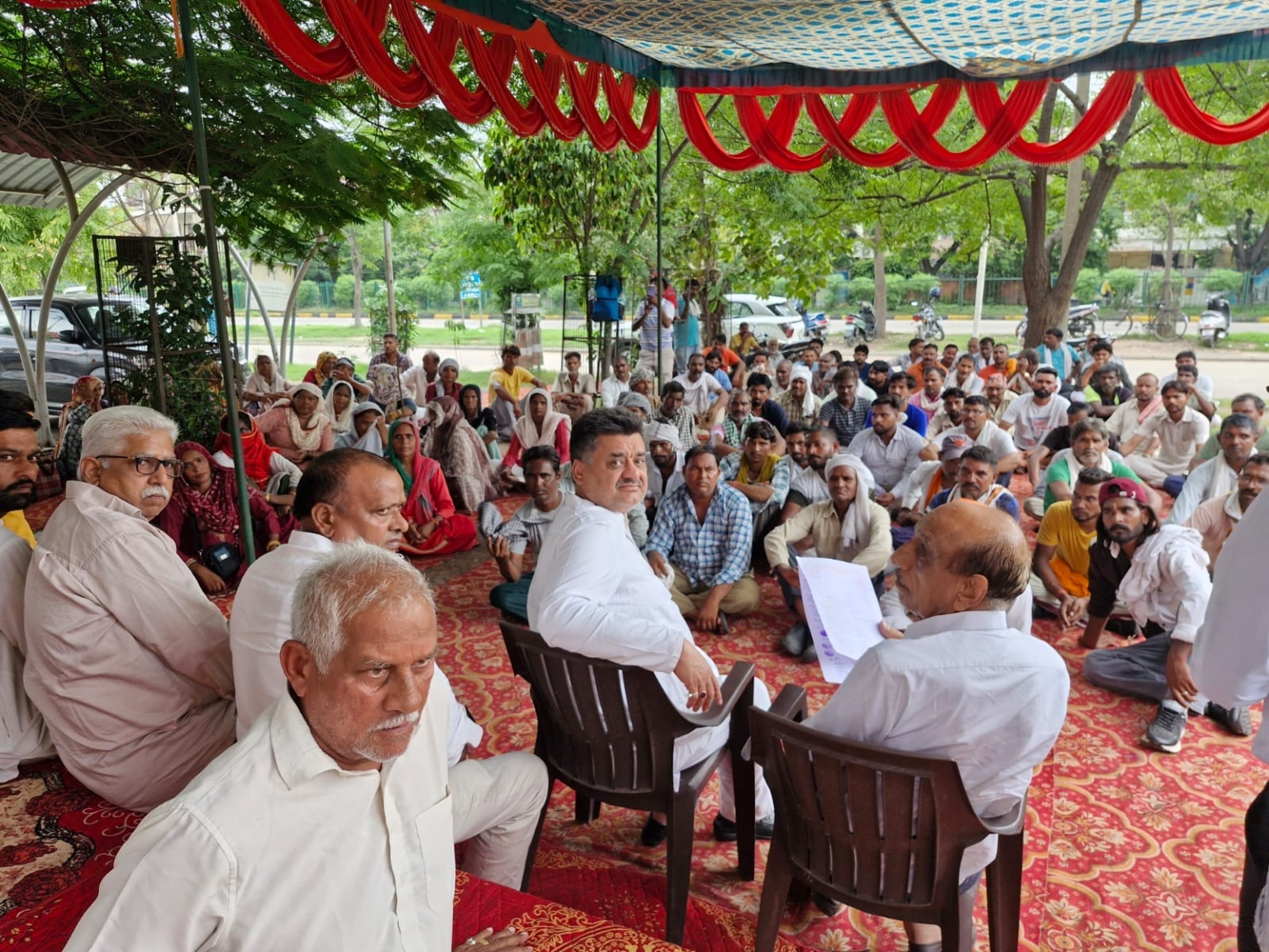 चन्द्रमोहन आज नगर पालिका कर्मचारी संघ के धरने पर पहुँचे