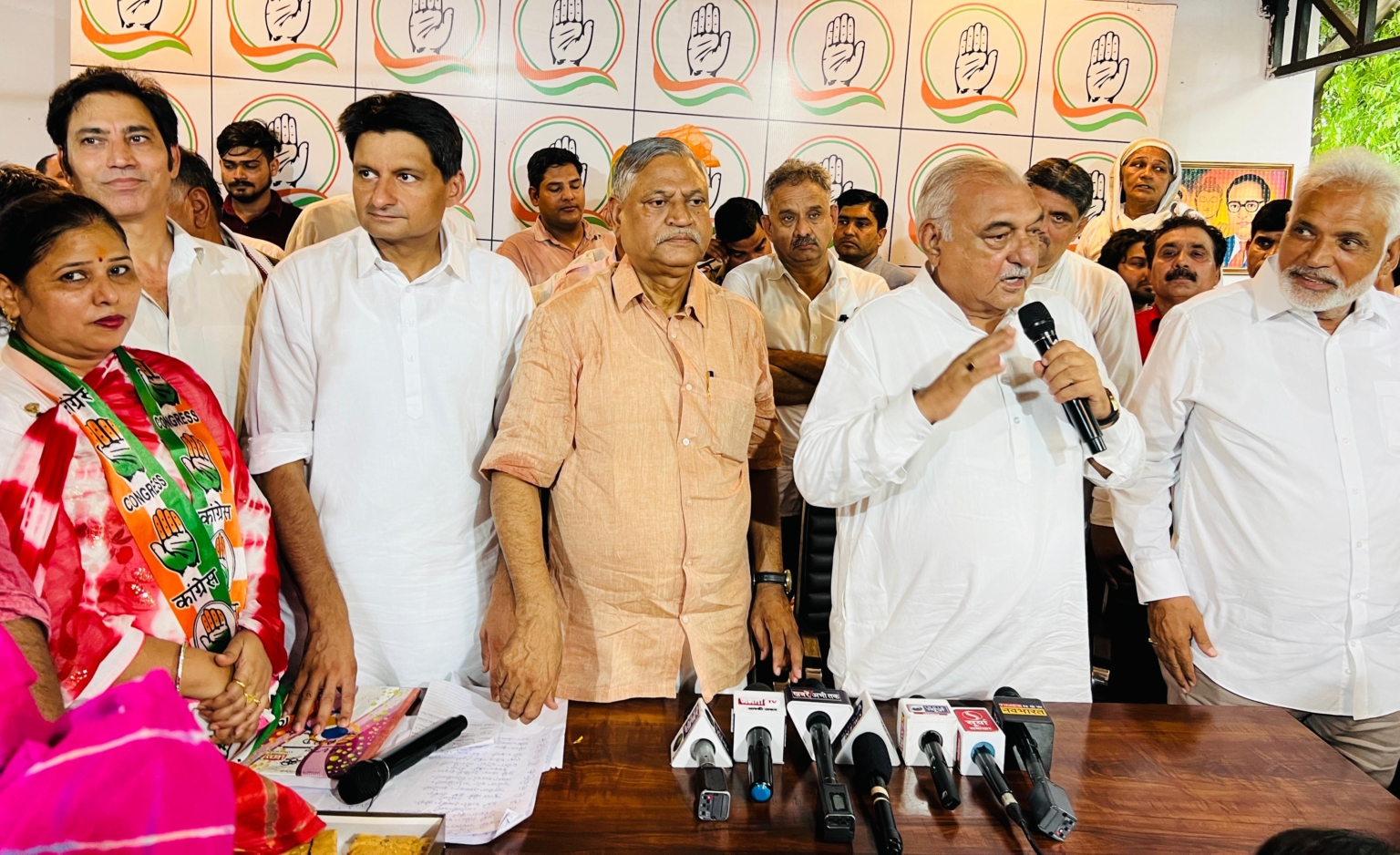 करीब 20 पार्षद, सरपंच, पूर्व पार्षदों व पूर्व सरपंचों ने ली कांग्रेस की सदस्यता