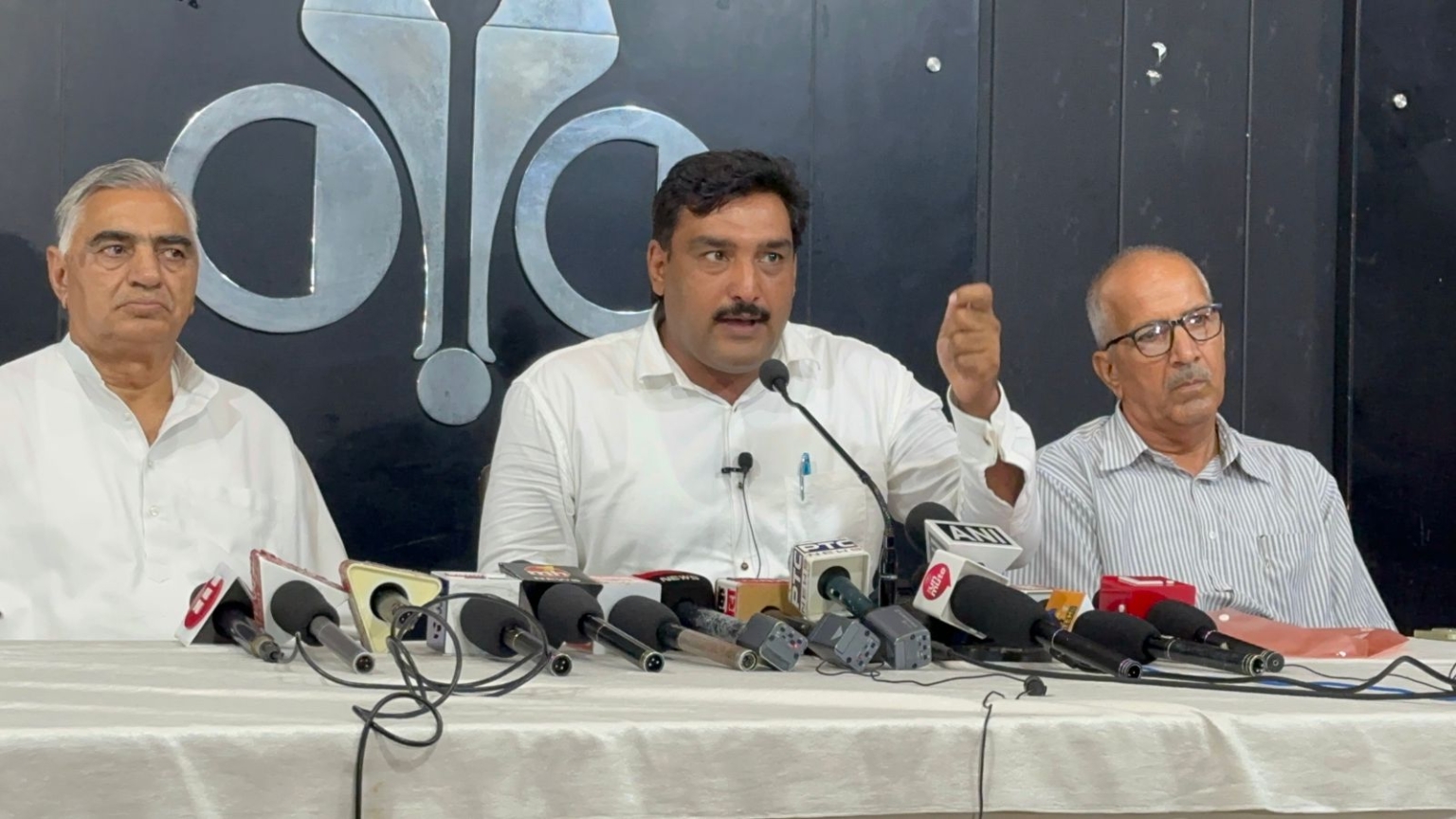 जातिऔर धर्म की राजनीति छोड़ जनता की सेवा के लिए समर्पित हों राजनेता