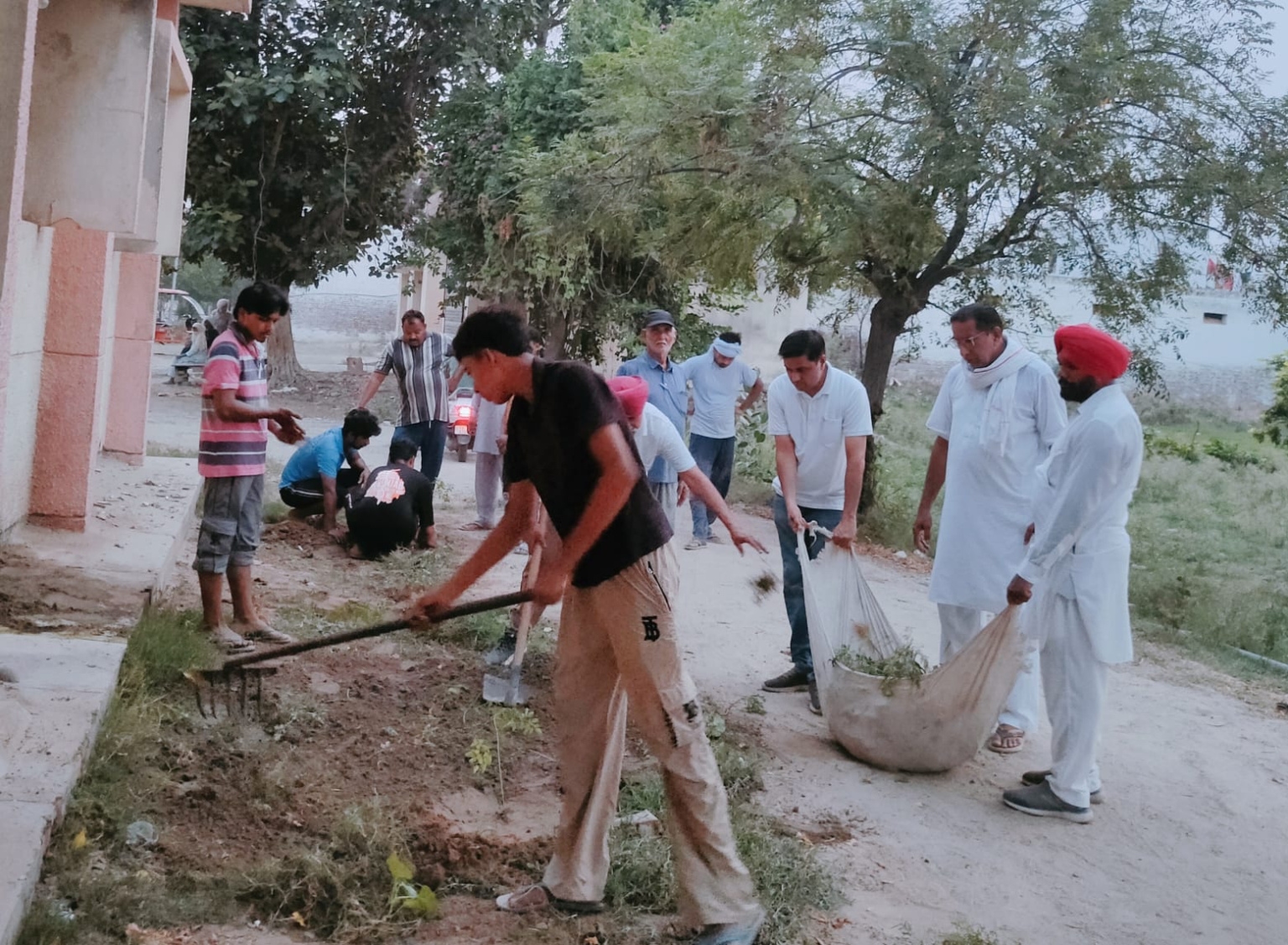 संत निरंकारी मिशन ब्रांच जैतो ने सफाई अभियान चलाया और पौधे लगाए