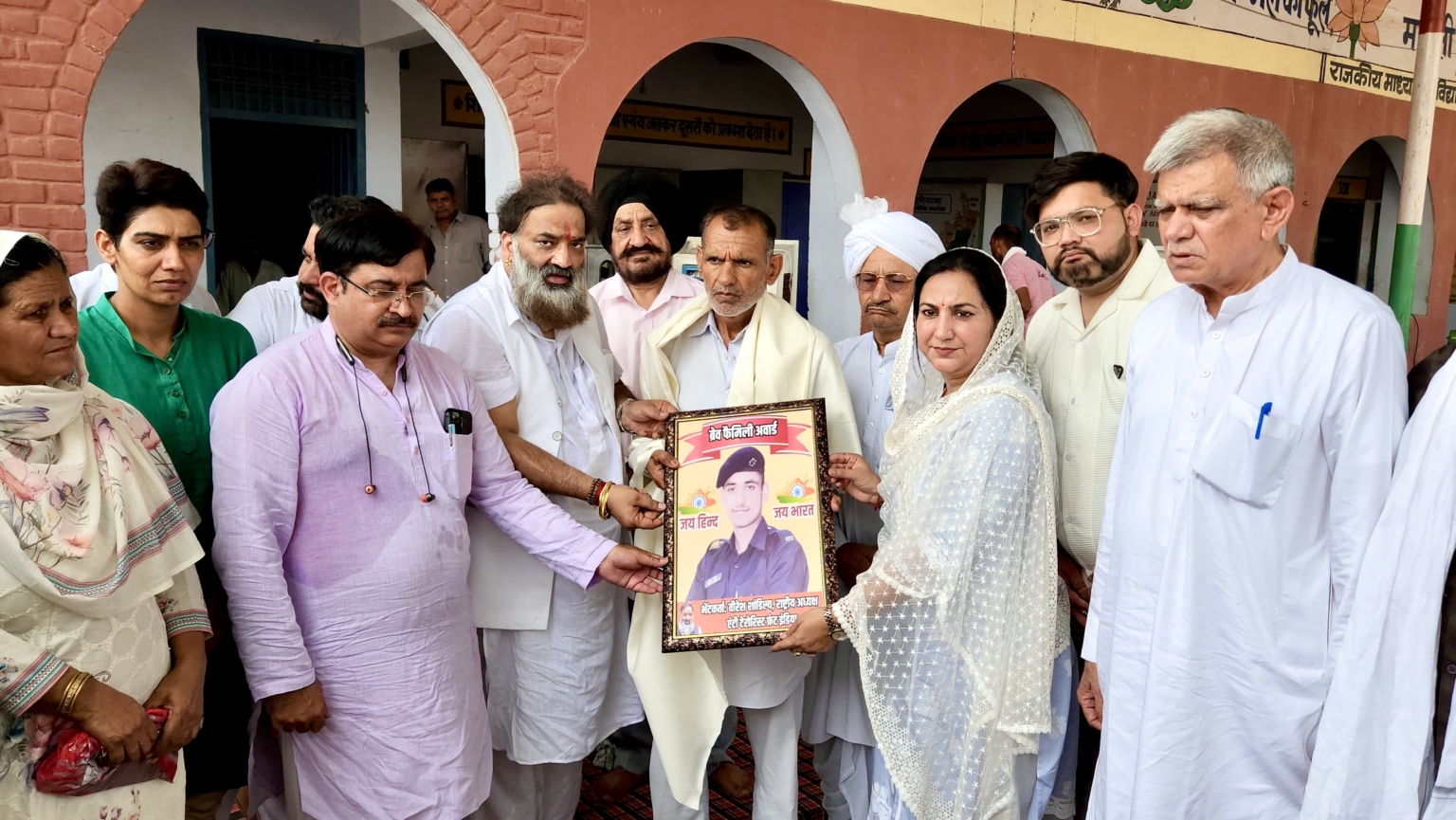 एटीएफआई प्रमुख वीरेश शांडिल्य ने शहीद प्रदीप नैन के पिता बलवान को दिया ब्रेव फैमिली अवार्ड