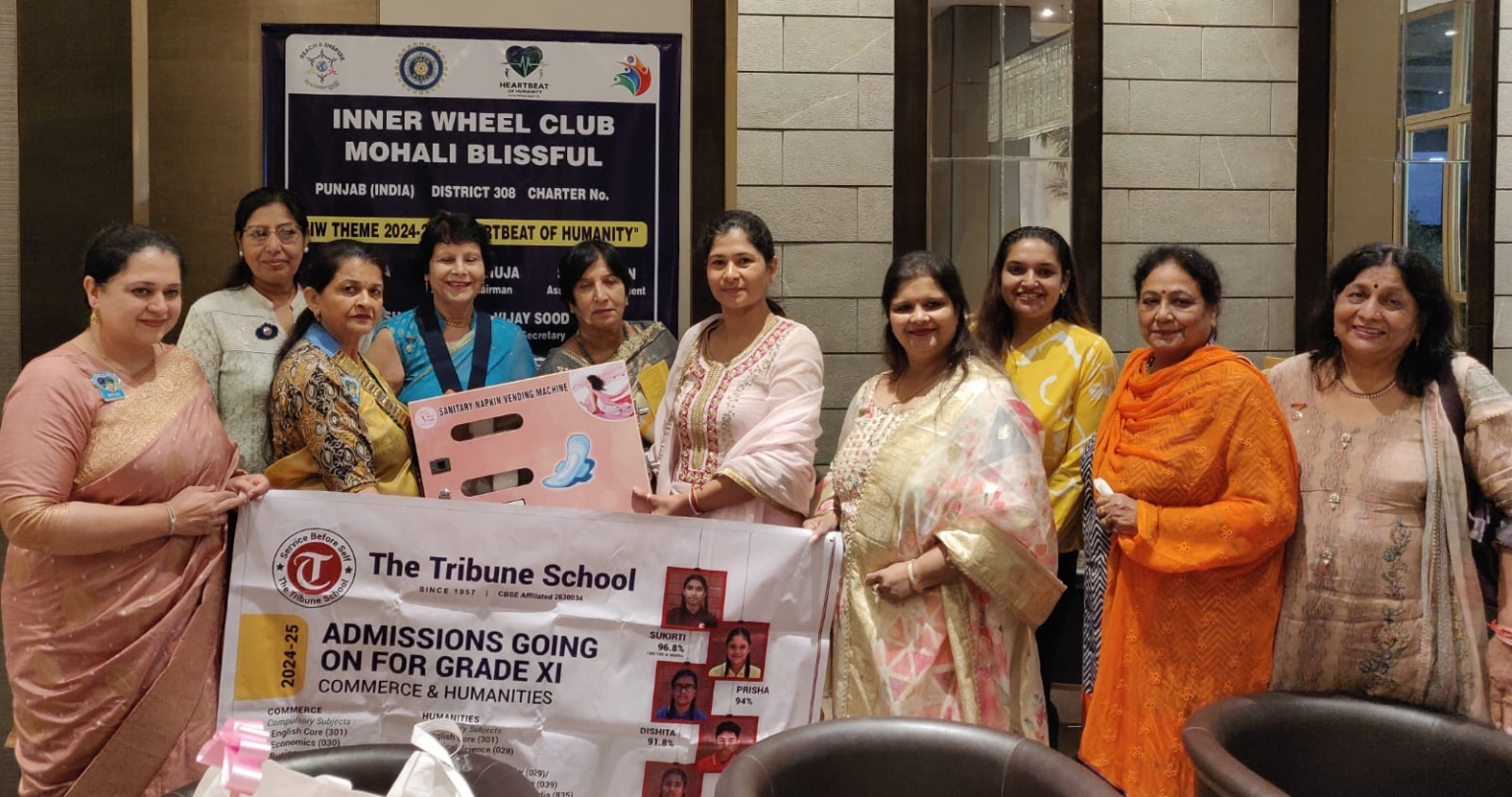 स्कूल को सेनेटरी नैपकिन वेंडिंग डिस्पेंसर मशीन डोनेट की