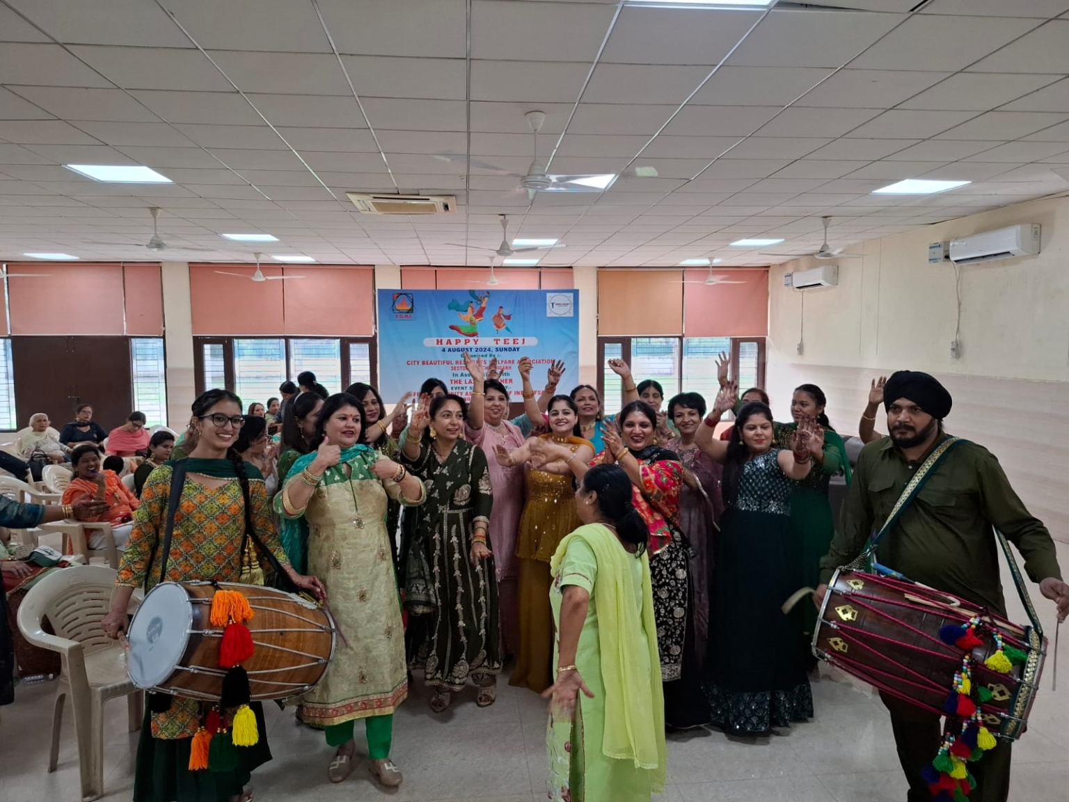 तीज उत्सव: पारंपरिक परिधान पहन महिलाओं ने मचाई धूम