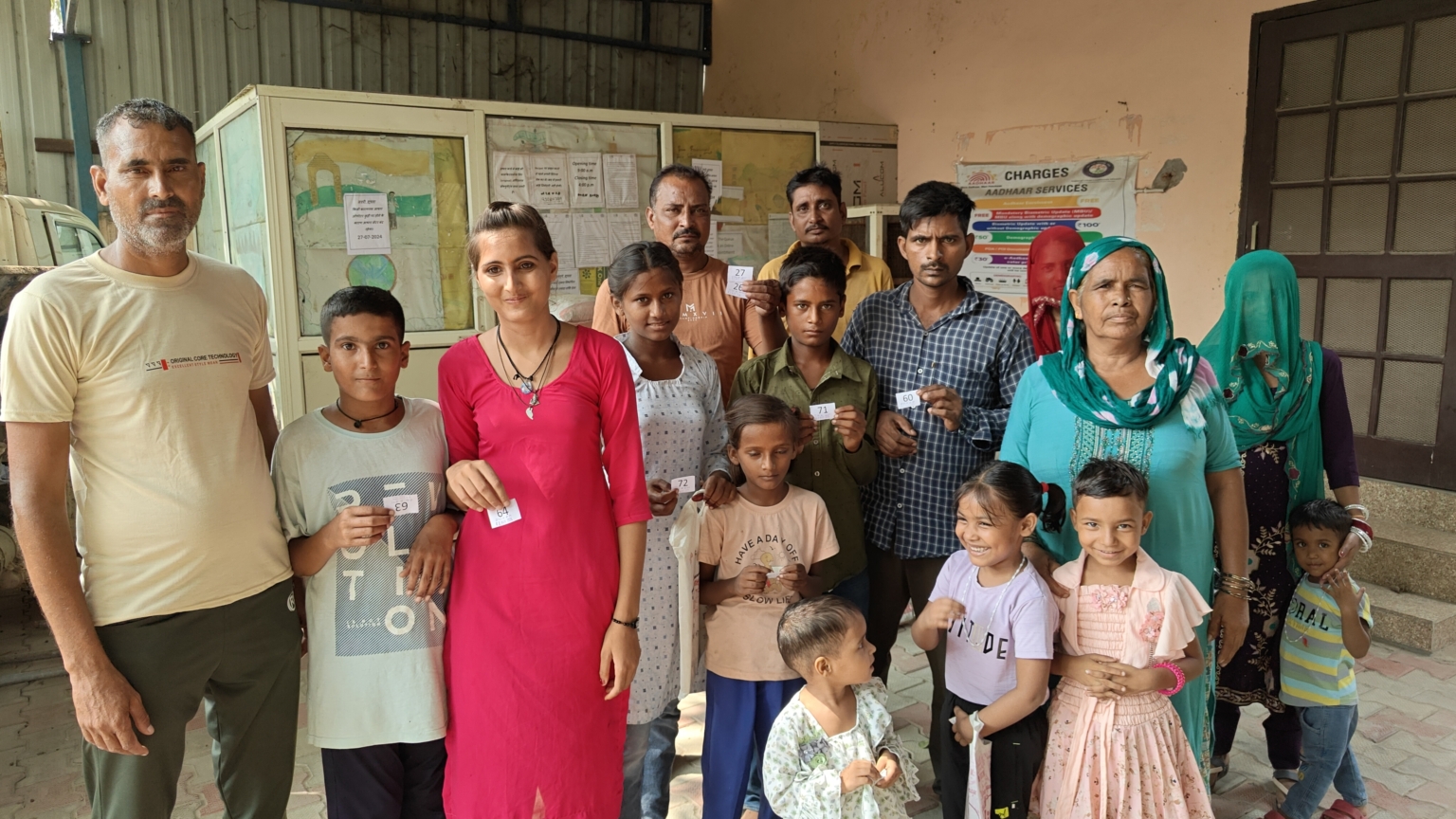 आधार अपडेट संचालक नदारद जनता परेशान