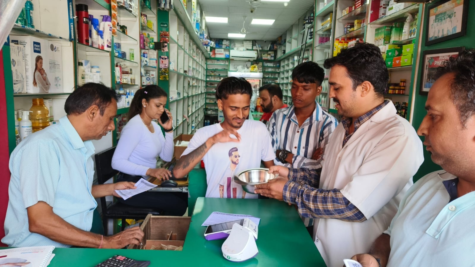 भीख मांग रहे एन एच एम कर्मचारी