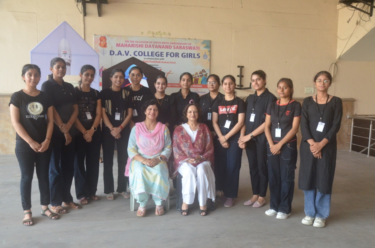 नुक्कड नाटक के जरिए छात्राओं को किया रैगिंग के प्रति जगरूक