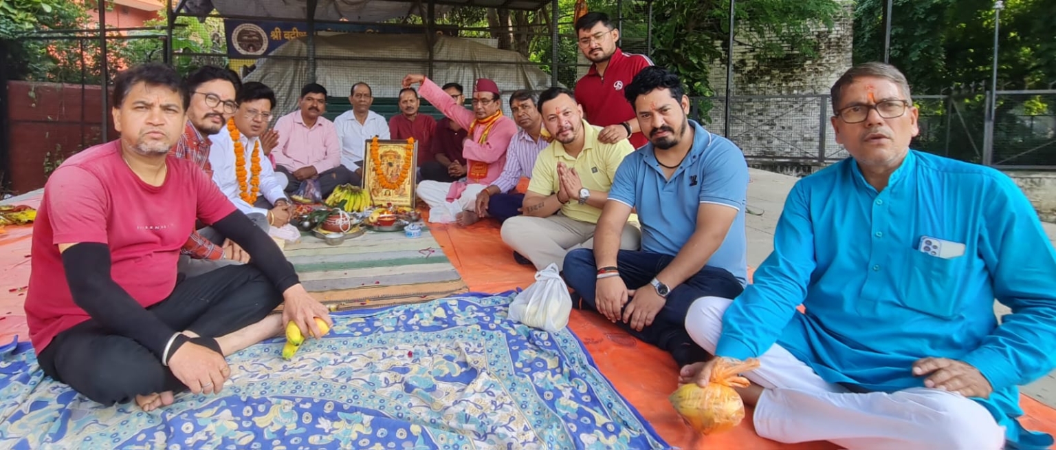 हनुमान जी की पताका का पूजन व ध्वजारोहण किया