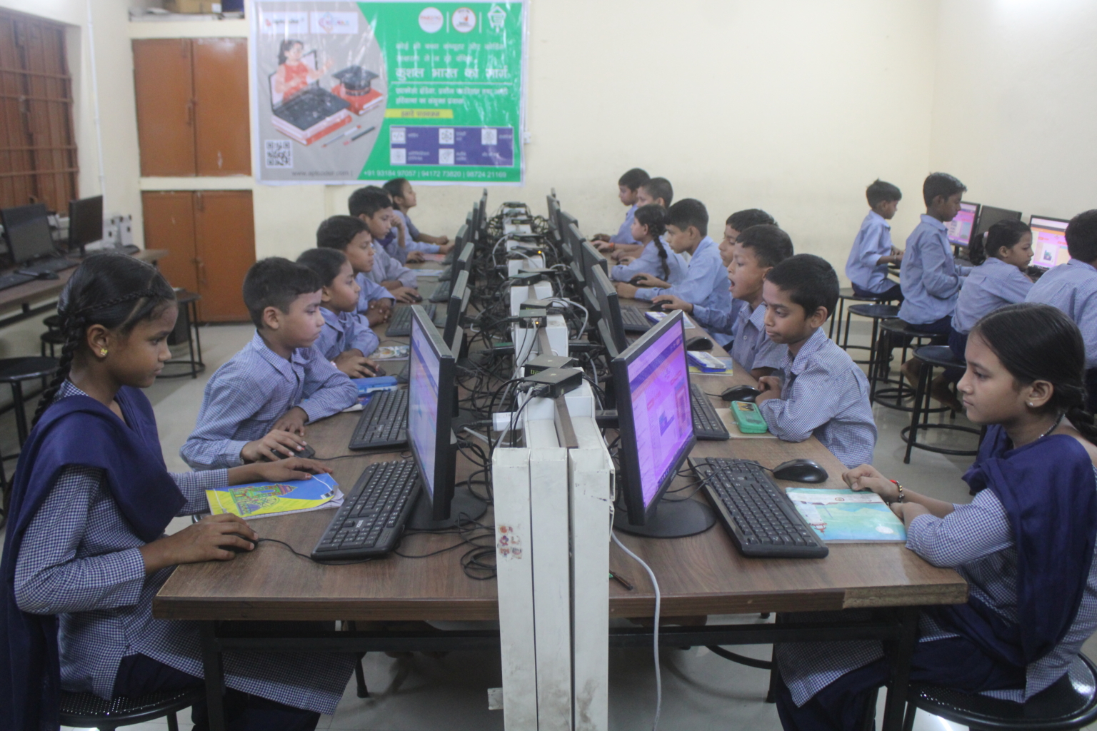 झोपड़पट्टी में रहने वाले सरकारी स्कूल के बच्चे हिंदी में सीख रहे कोडिंग