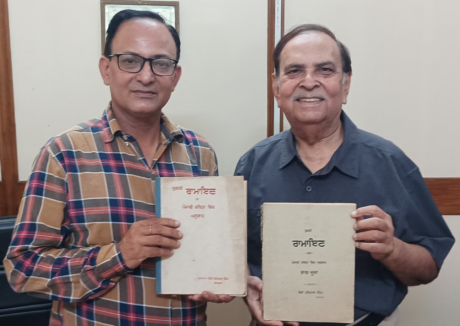 वरिष्ठ साहित्यकार प्रेम विज ने स्कूल को भेंट की दुर्लभ पुस्तकें