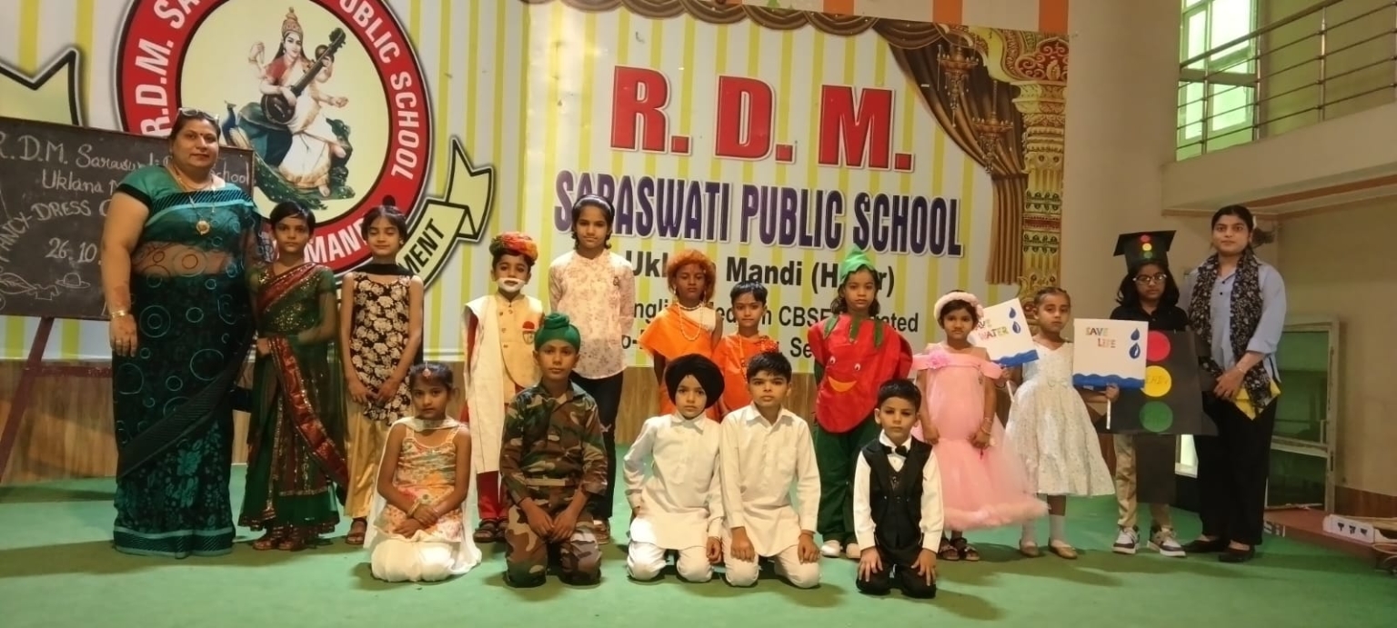 आर.डी.एम सरस्वती के कनिष्ठ वर्ग की हुई फैंसी ड्रेस प्रतियोगिता