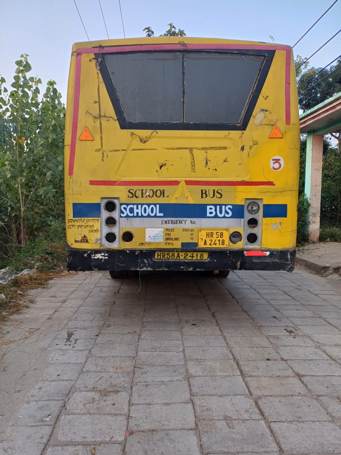 जर्जर हालात स्कूली बसें बच्चों की जान डाल रही जोखिम में