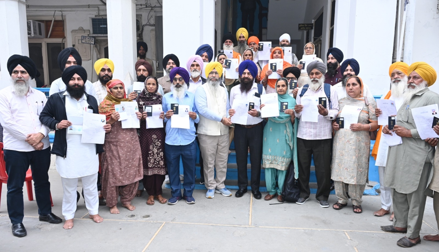 शिरोमणि कमेटी के कार्यालय में तीर्थयात्रियों को वीजा लगे पासपोर्ट वितरित किए