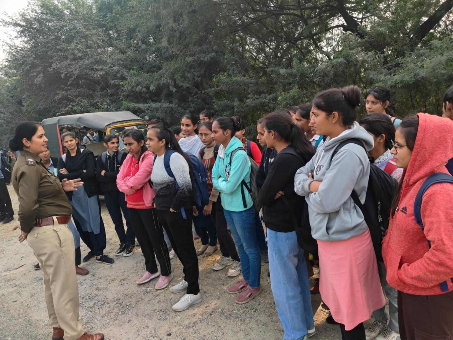 महिला पुलिस ने छात्राओं को सुरक्षा के प्रति किया जागरूक