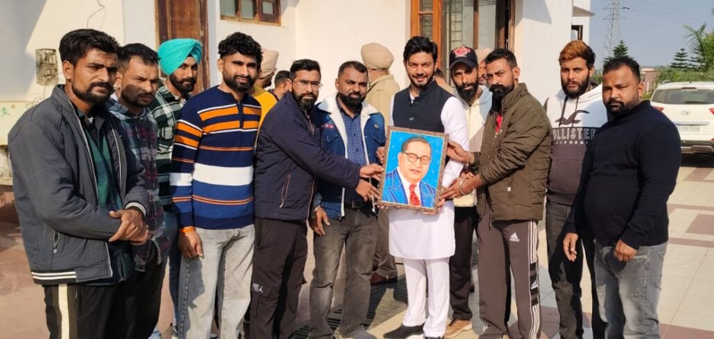 बेगमपुरा टाइगर फोर्स ने डा.ईशांक चबेवाल का किया सम्मान Begumpura Tiger Force honored Dr. Ishank Chabewal