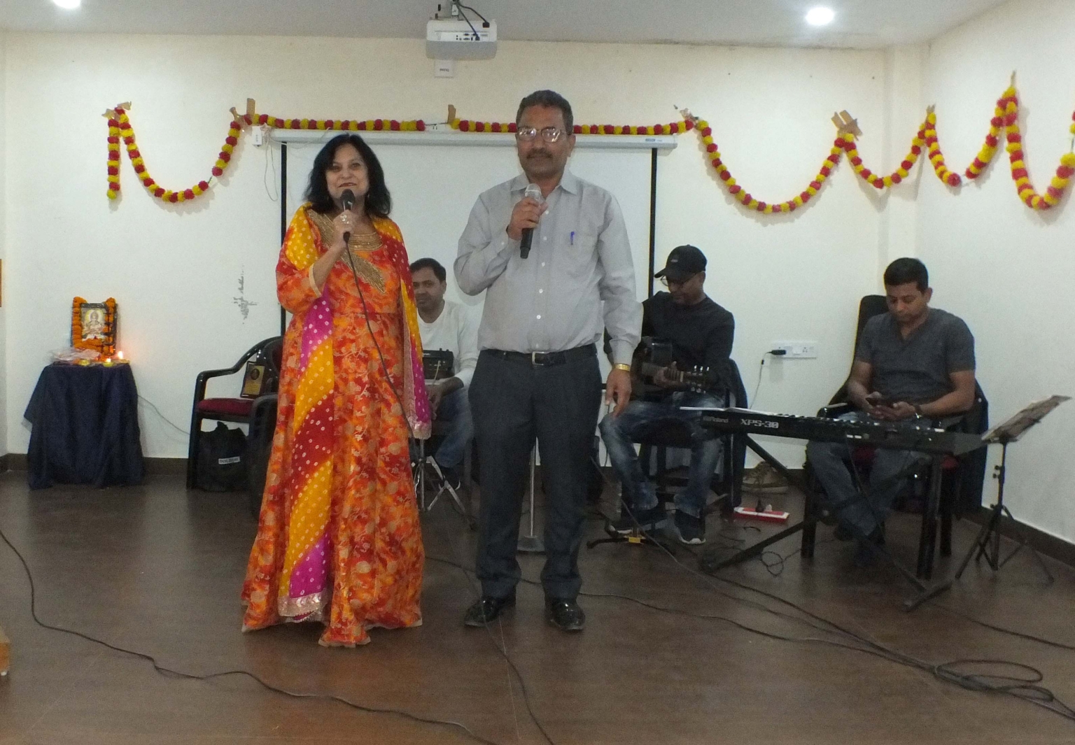 ’चलो इक बार फिर से..; तूने ओ रंगीले कैसा जादू; गानों से गूंजमय हुआ हॉल