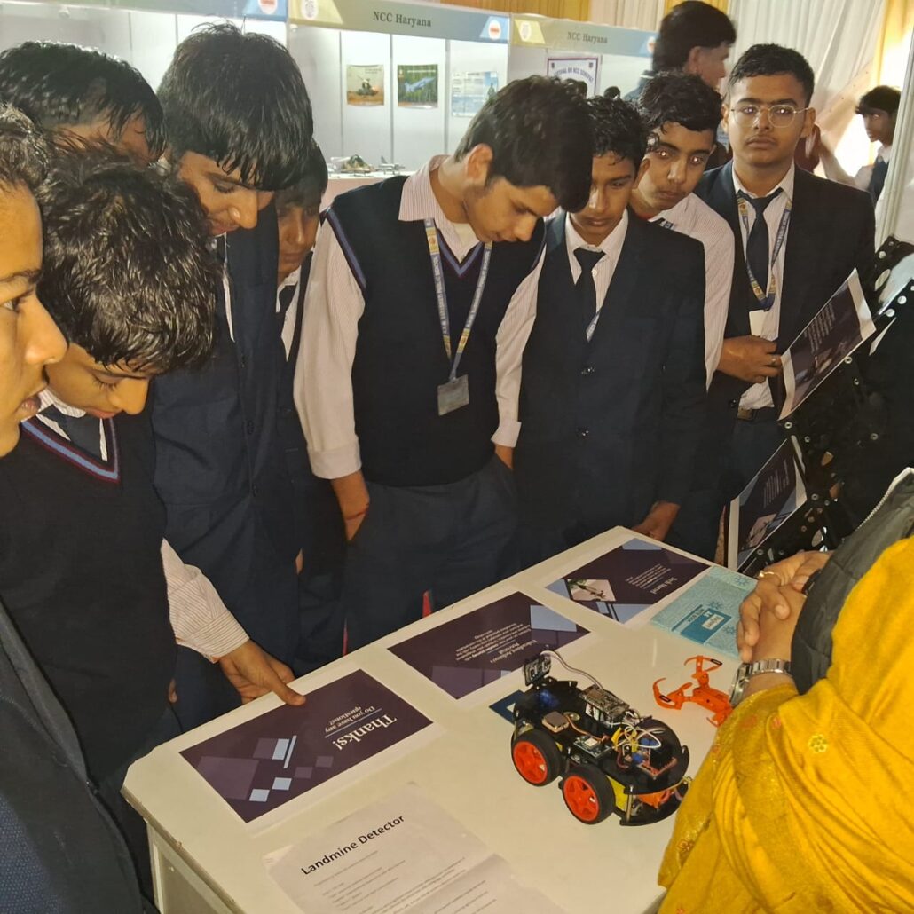 आर० डी०एम० के विद्यार्थियों ने देखी राष्ट्रीय बाल विज्ञान प्रदर्शनी National Children's Science Exhibition