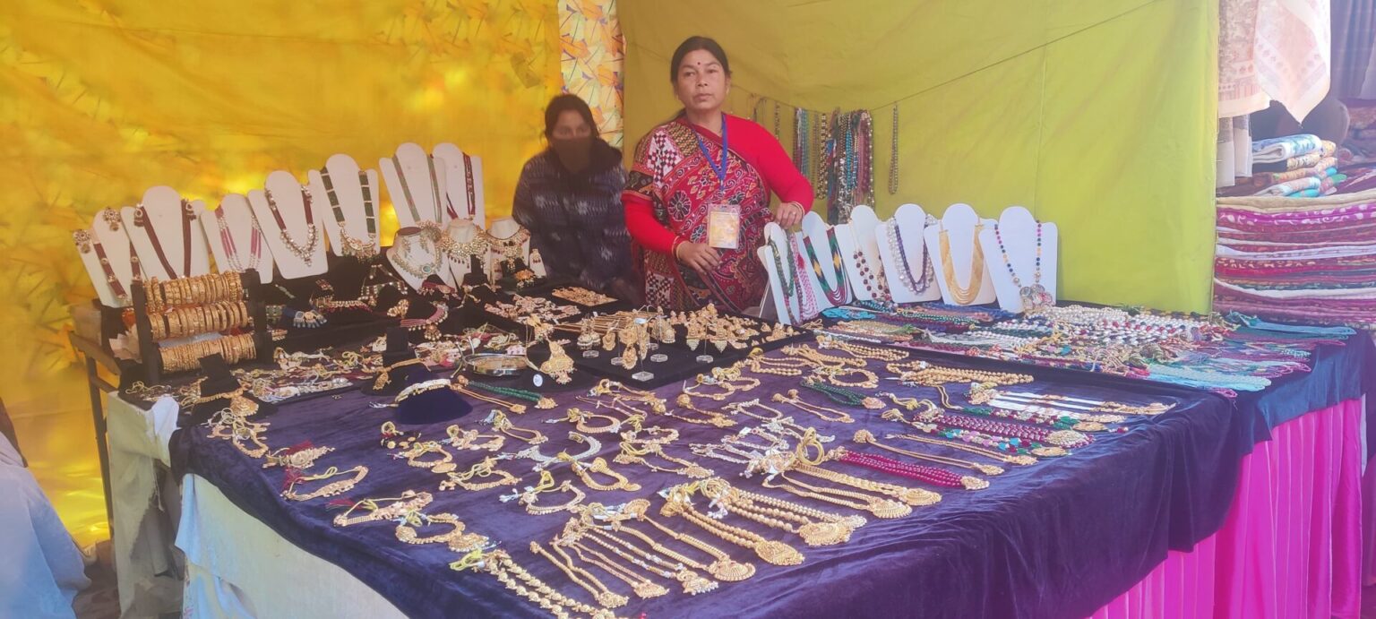 शिल्प मेले में दिख रही टेंपल ज्वेलरी और कोसा सिल्क साड़ियों की मांग Demand for temple jewellery and Kosa silk sarees seen in the crafts fair