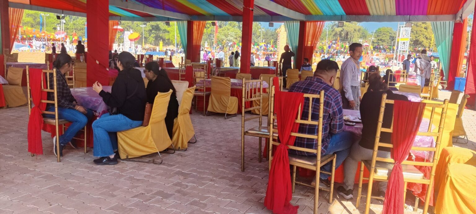 बिहार के लिट्टी चोखे के साथ अमृतसर कुल्चा और दिल्ली की चाट बना रहे दीवाना