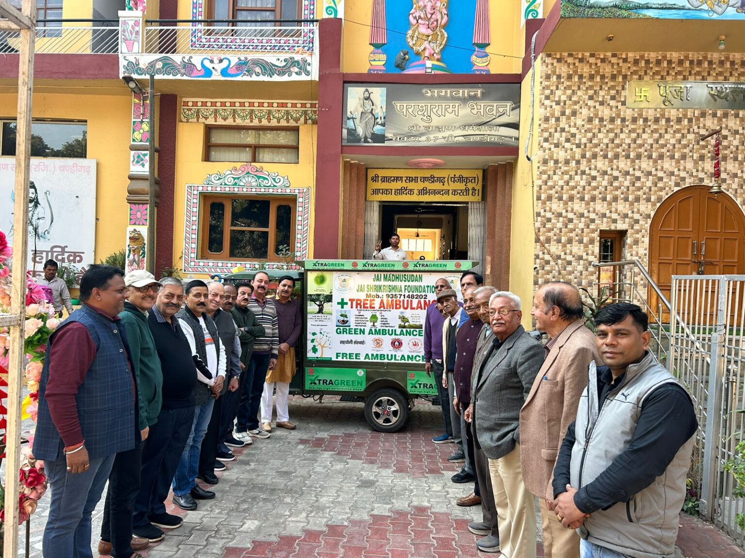 ट्री एम्बुलेंस और पौधों के अस्पताल की टीम आज परशुराम भवन पहुँची The team of Tree Ambulance and Plant Hospital reached Parshuram Bhawan today