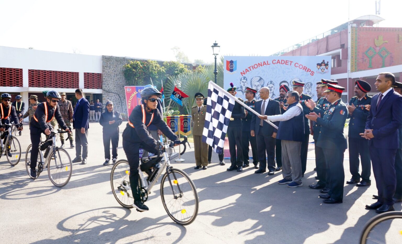 राज्यपाल ने एनसीसी कैडेटों की साइकिल रैली को हरी झंडी दिखाकर रवाना किया Governor launches