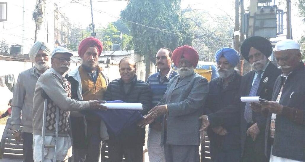 दिव्यांग जनों को सर्दी से बचने के लिए मुफ्त दिए कम्बल Free blankets