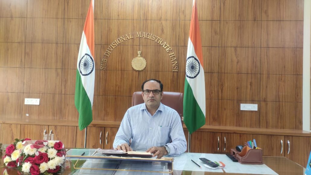 हांसी एसडीएम ने रॉन्ग साइड पर चल रहे ट्रक का पीछा कर पकड़ा Hansi SDM