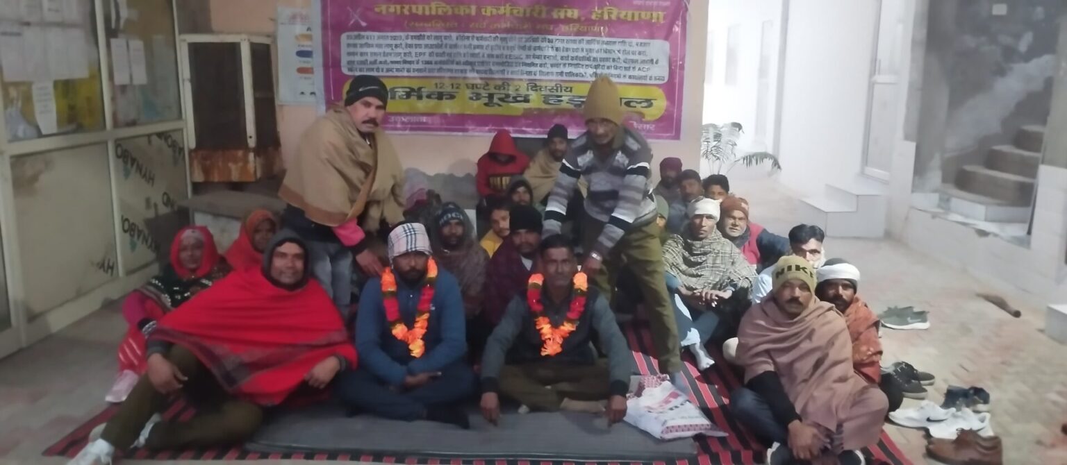 नगर पालिका कर्मचारियों की भूख हड़ताल व धरना जारी employees