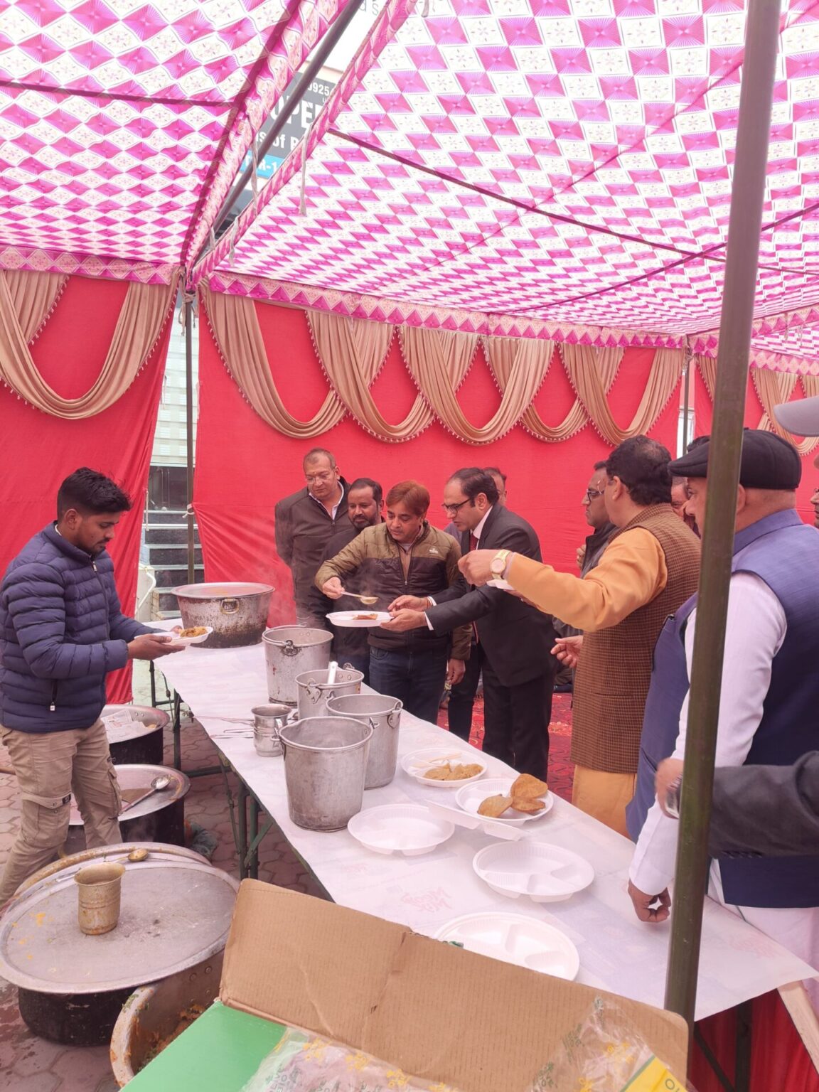 सेक्टर 14 पॉकेट ए मार्किट एसोसिएशन ने मकर संक्रांति पर चलाया भंडारा Pocket A Market