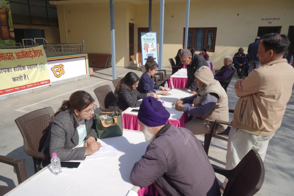 250 लोगों ने निःशुल्क चिकित्सा शिविर में कराई जांच free medical camp